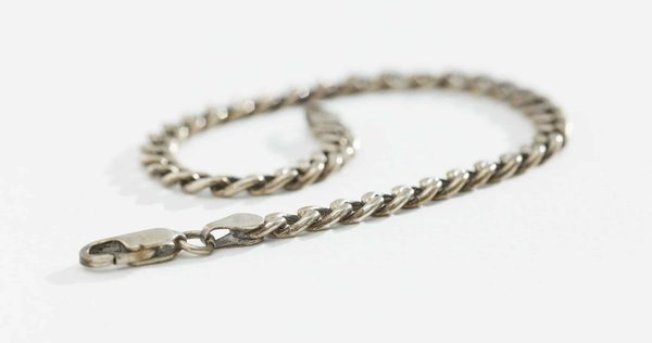 Bracelet argent personnalisé pour femme : un moyen pour se démarquer