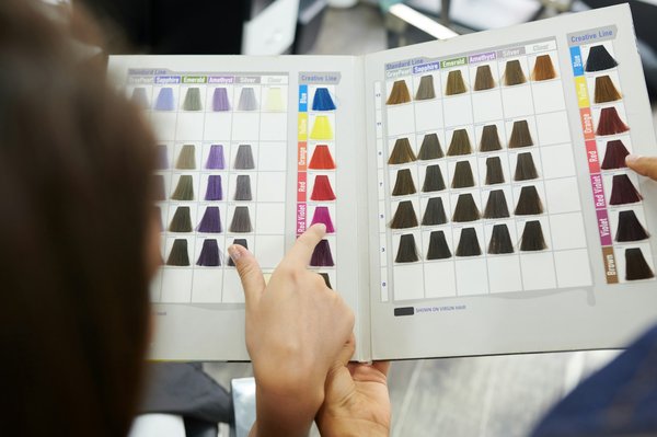 Guide complet pour bien choisir ses couleurs de cheveux
