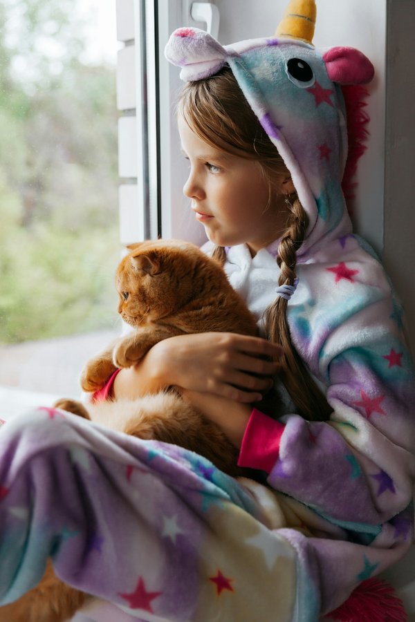 Le sweat plaid capuche : l'allié cocooning idéal cet hiver