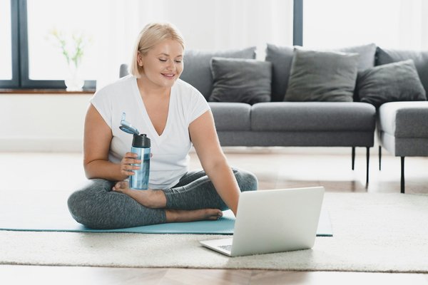 Découvrez le sweat plaid capuche parfait pour un hiver cosy